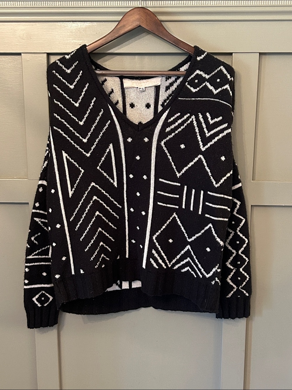 Jen’s Pirate Booty Sweater Tribal Black White V-Neck Size Small
